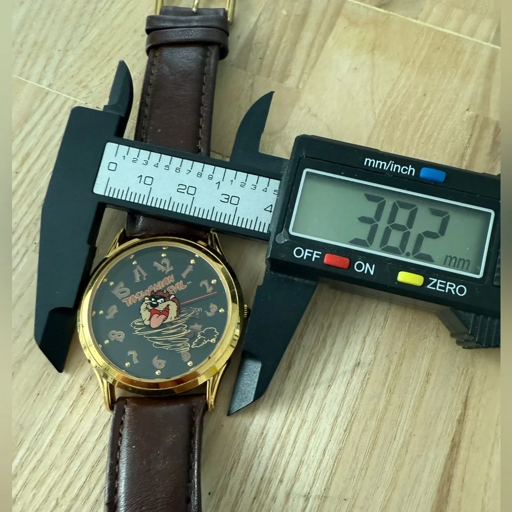 Vintage Looney tunes Tasmanian devil brown leather watch NEW BATTERY